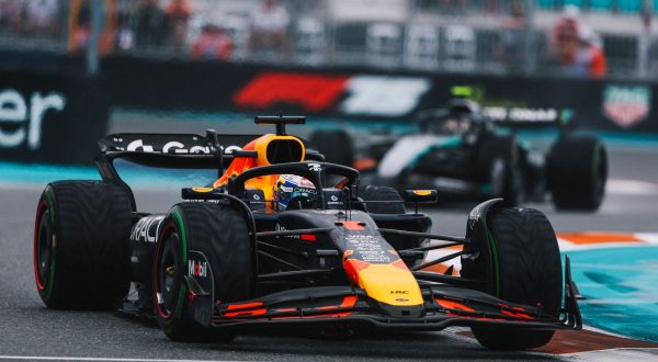 Verstappen conquista la pole a Miami, Antonelli in seconda fila