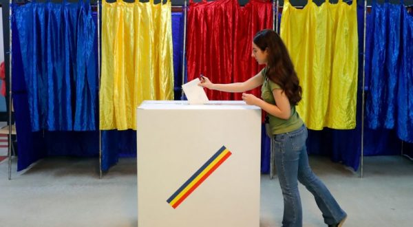 Romania, Simion vince il primo turno e sfida Dan al ballottaggio