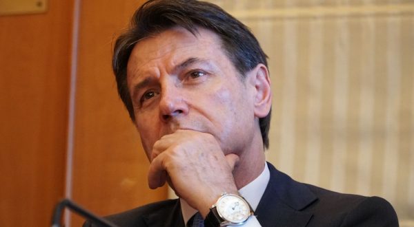 Governo, Conte “Stanno distruggendo l’economia”