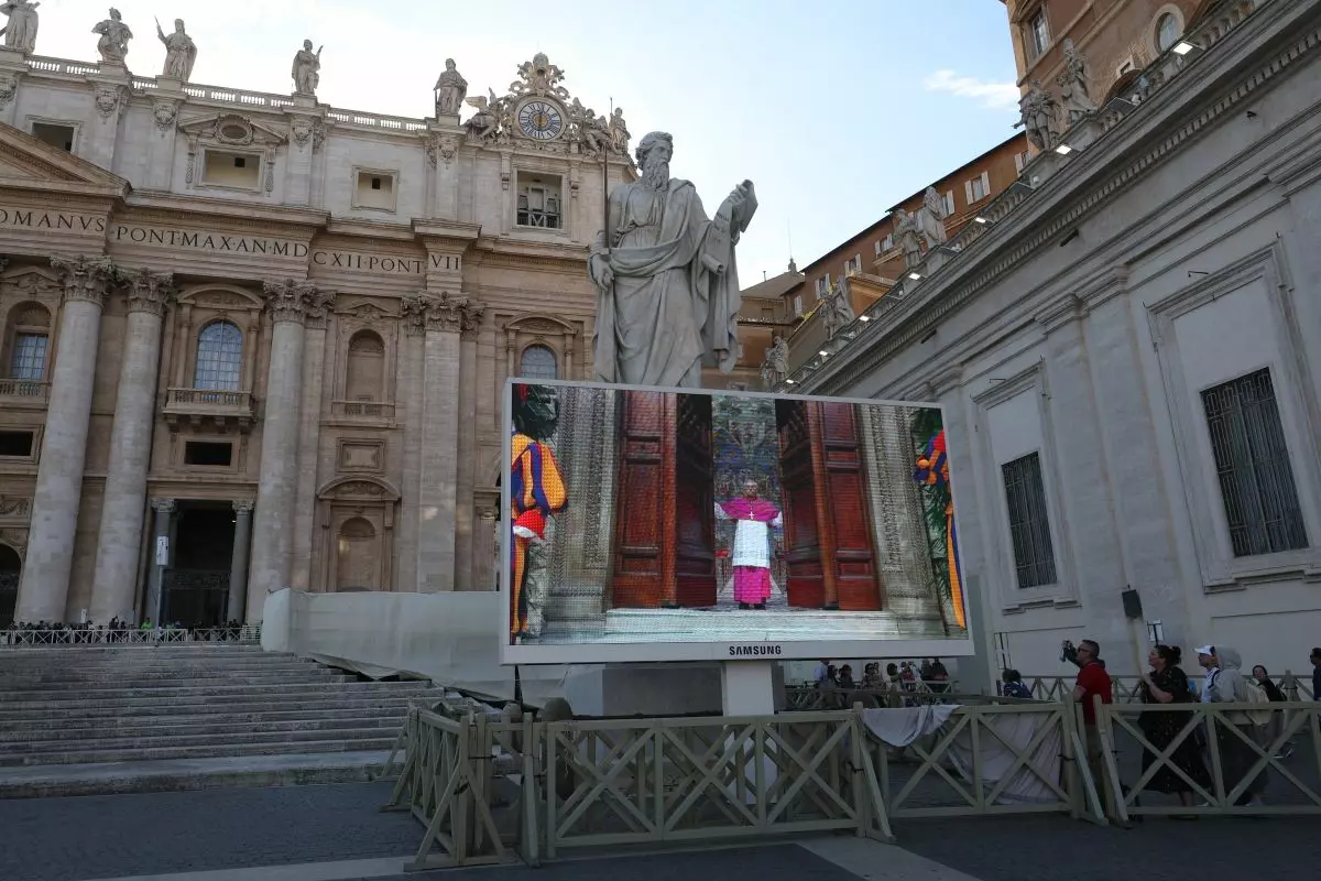 “Extra omnes”. Si chiude la Cappella Sistina, al via il Conclave