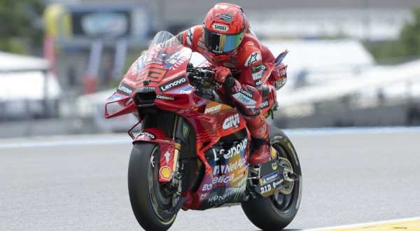 Marc Marquez vince anche la sprint di Le Mans, caduta per Bagnaia