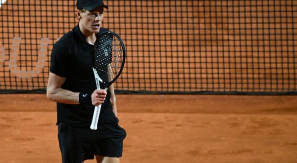 Sinner torna in campo, vittoria ed emozioni a Roma