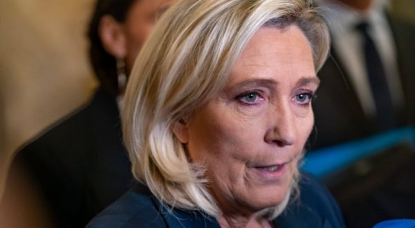 Ucraina, Le Pen “Obiettivo di Macron è davvero la pace?”