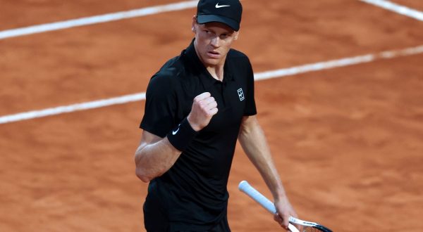 Internazionali, Sinner batte Cerundolo e vola ai quarti