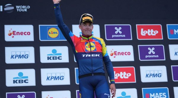 Groves vince in volata 6^ tappa del Giro, Pedersen resta in rosa