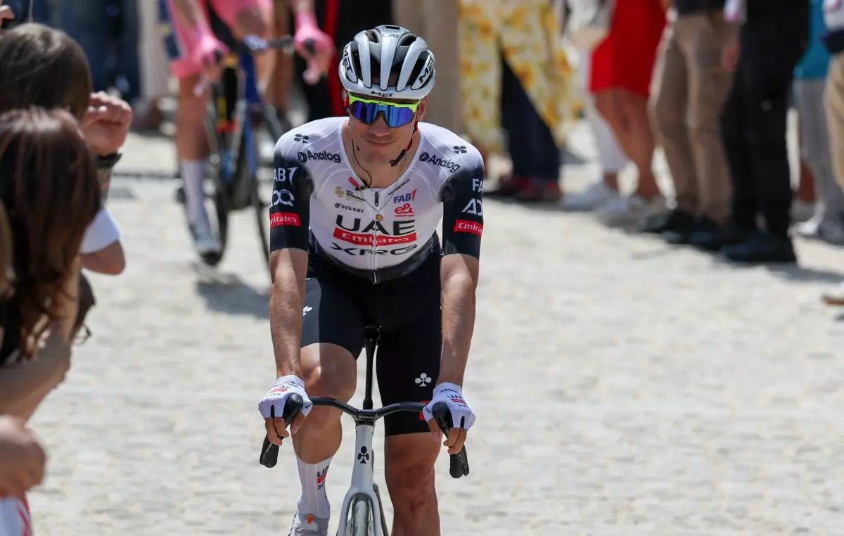 Ayuso vince in salita a Tagliacozzo, Roglic in maglia rosa