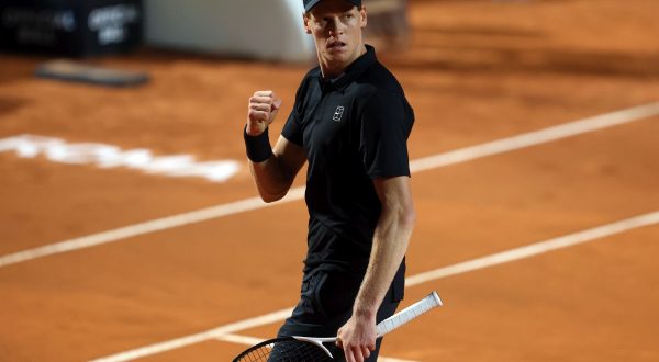 Sinner rimonta e va in finale a Roma, Paul ko