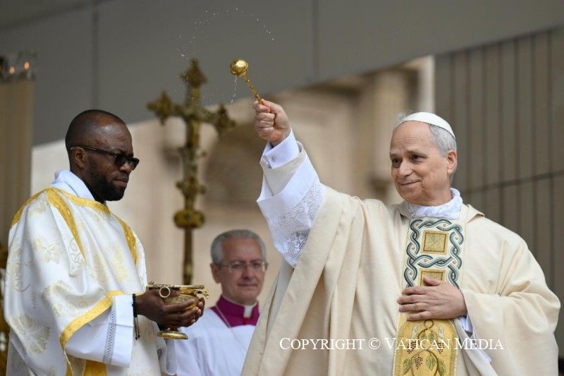 Papa “Costruiamo una chiesa di pace che apra le braccia al mondo”