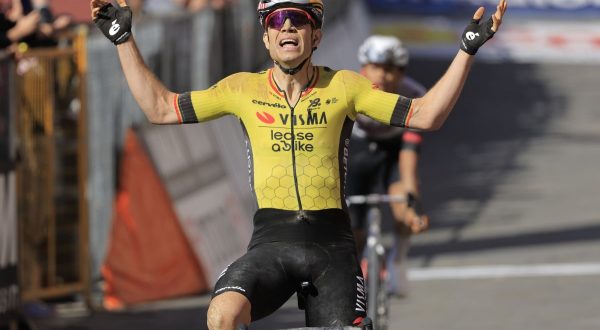 Van Aert vince 9^ tappa a Siena, Del Toro maglia rosa
