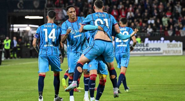 Cagliari-Venezia 3-0, i sardi festeggiano la salvezza
