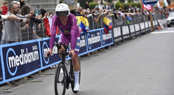 Hoole vince la crono di Pisa, Del Toro resta maglia rosa