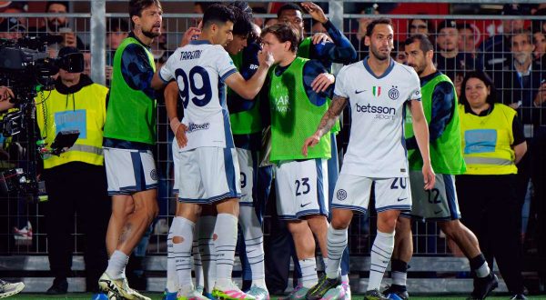 L’Inter vince 2-0 a Como ma non basta per vincere lo scudetto