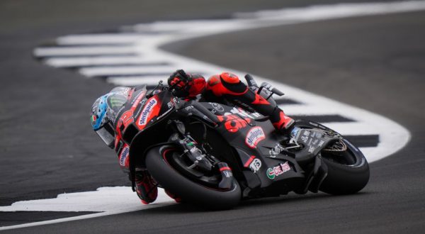 Bezzecchi trionfa nella MotoGp in Gran Bretagna, out Quartararo-Bagnaia