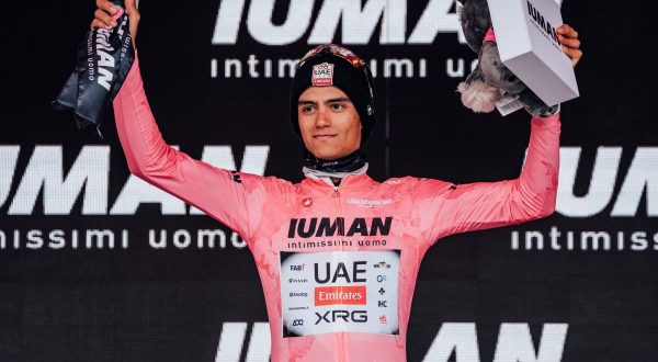 Del Toro vince la tappa con la maglia rosa a Bormio