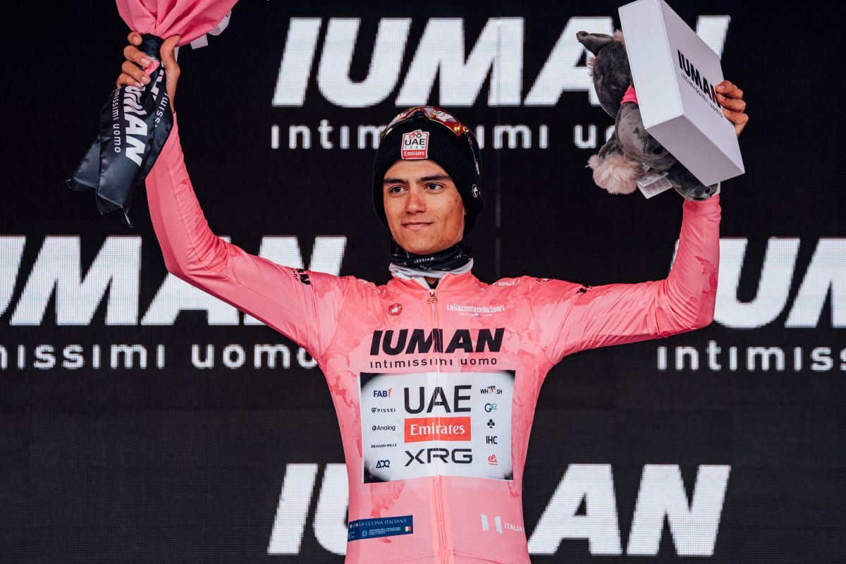 Del Toro vince la tappa con la maglia rosa a Bormio