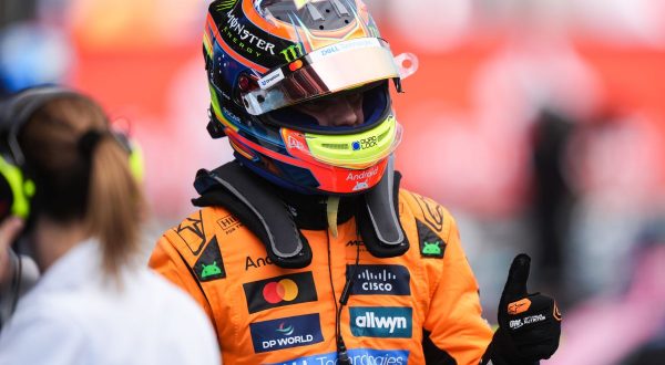 Pole Piastri e prima fila McLaren in Spagna, quinto Hamilton