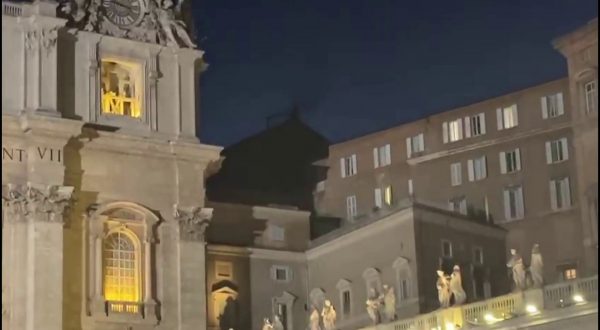 Fumata nera dopo la prima votazione per il nuovo Papa, le immagini