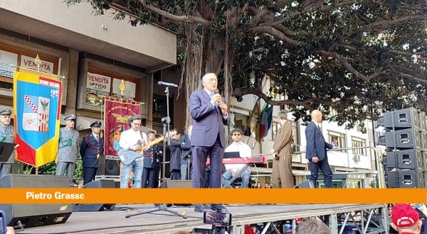 Strage di Capaci, Grasso legge i nomi delle vittime all’albero Falcone