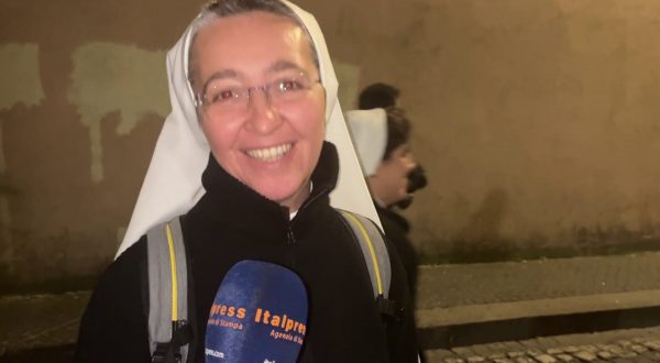 I fedeli dopo la fumata nera “Grande emozione, aspettiamo nuovo Papa”