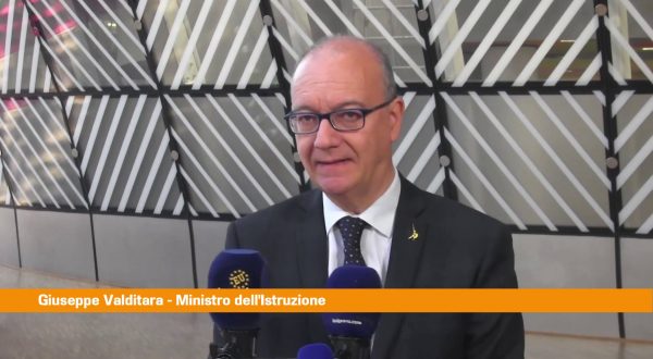 Valditara “Proposta su divieto cellulari in classe ben accolta da Ue”