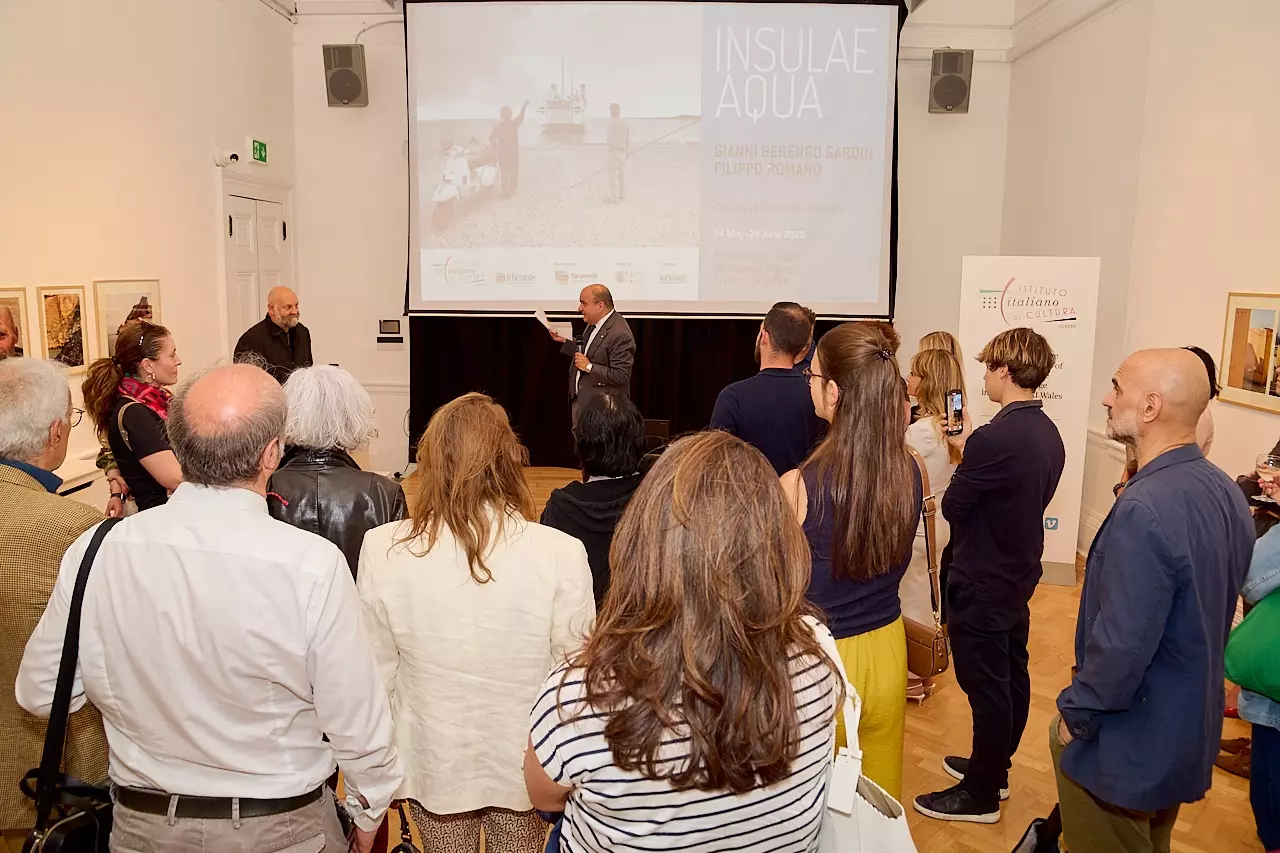 A Londra la mostra “Insulae Aqua” con le foto di Berengo Gardini e Romano
