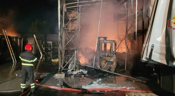 Incendio in un impianto di trattamento rifiuti speciali nel palermitano, nessun ferito
