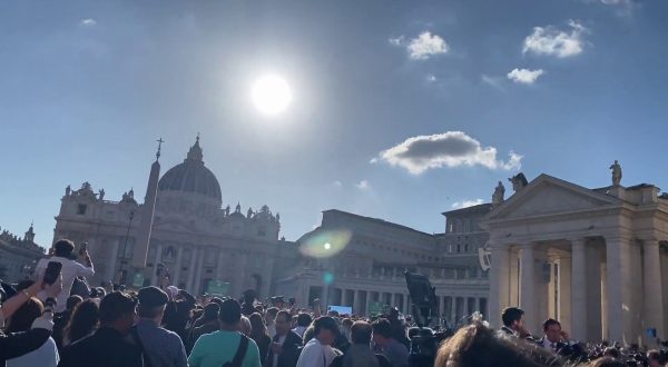 Fumata bianca, fedeli in festa per l’elezione del nuovo Papa