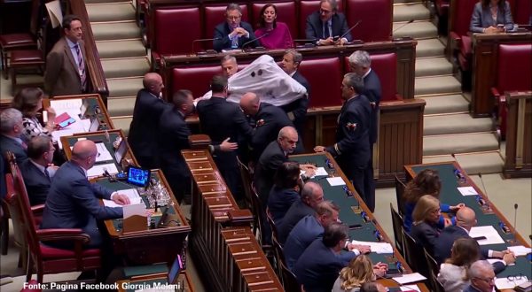 Magi irrompe alla Camera vestito da fantasma, espulso dall’Aula