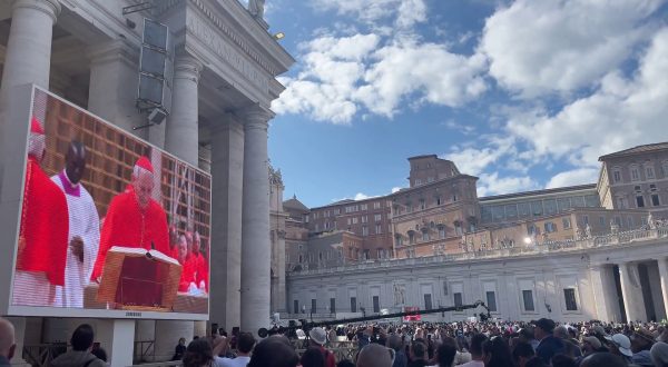 Conclave, applausi per il cardinale Zuppi durante il suo giuramento