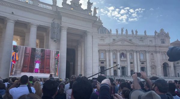 Conclave, i fedeli assistono alla chiusura della Cappella Sistina