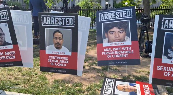 Alla Casa Bianca le foto segnaletiche degli immigrati irregolari