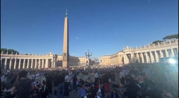 Conclave, in piazza San Pietro i fedeli in attesa della prima fumata