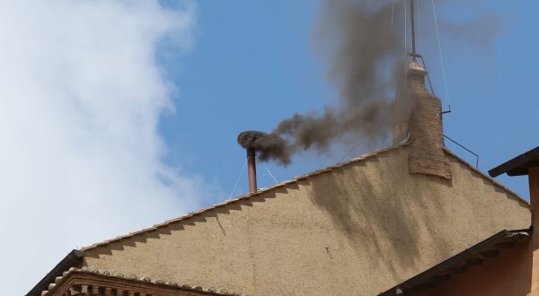 Fumata nera in mattinata, attesa per le votazioni del pomeriggio