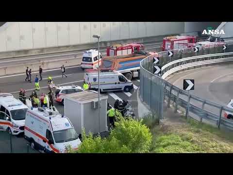 Pullman con alunni di elementare tampona un camion, morta una maestra#ansa