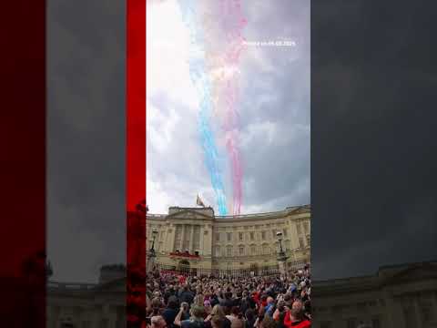 Crowds watched the Red Arrows flypast on the 80th anniversary of VE Day. #BBCNews