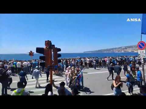 Scudetto Napoli, i tifosi sul lungomare Caracciolo in attesa che inizi la parata#ansa