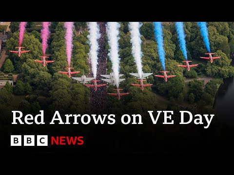 Experience VE Day flypast from inside Red Arrows cockpit (360 video) | BBC News