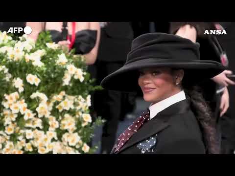 Rihanna rivela la sua terza gravidanza alla serata del Met Gala#ansa