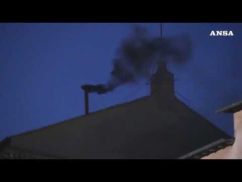Conclave, la prima fumata e’ nera. Non c’e’ ancora il nuovo Papa#ansa