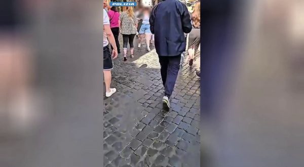 Borseggiatore filmato in diretta e arrestato a Roma, le immagini