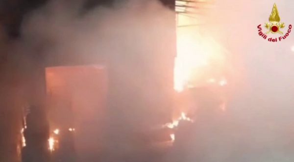 Incendio in impianto trattamento rifiuti nel palermitano, le immagini