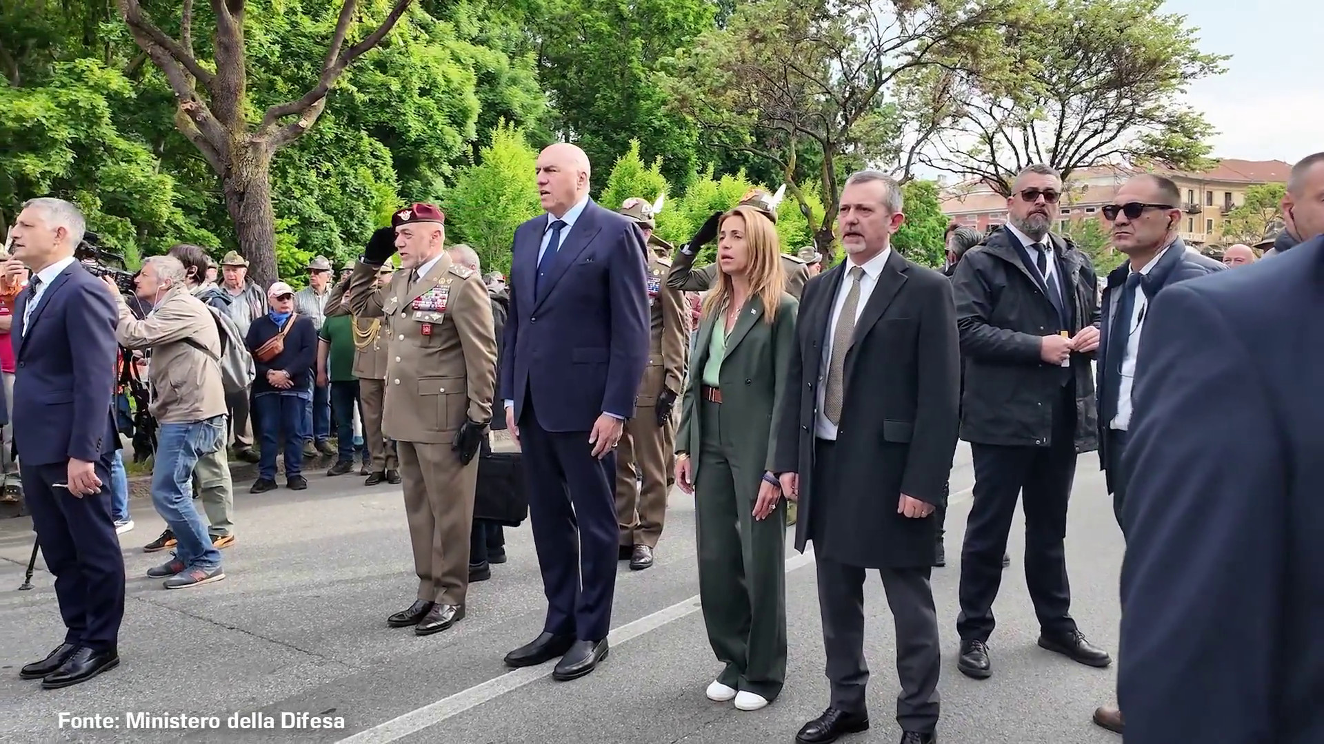 Il ministro della Difesa Crosetto all’adunata degli Alpini a Biella