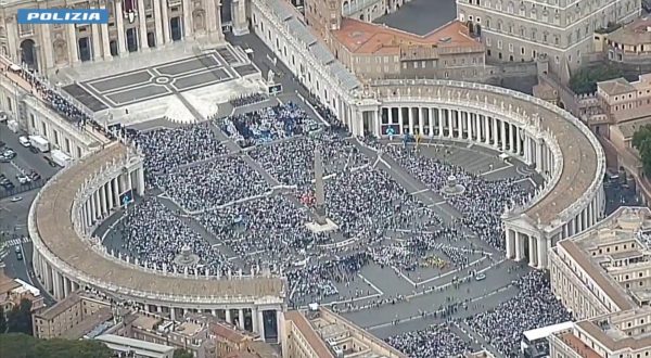 Piazza San Pietro gremita per Papa Leone XIV, immagini da elicottero