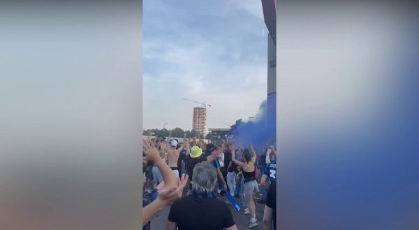L’euforia dei tifosi dell’Inter a Milano prima della finale