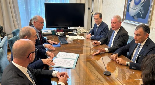 Firmato il contratto di sviluppo per il nuovo impianto STM a Catania