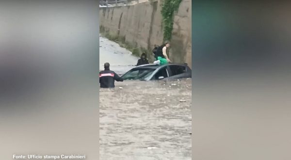 Maltempo, nel palermitano i Carabinieri salvano una donna in un’auto