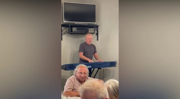 Dave Clayton in vacanza in Sicilia improvvisa brani in un locale