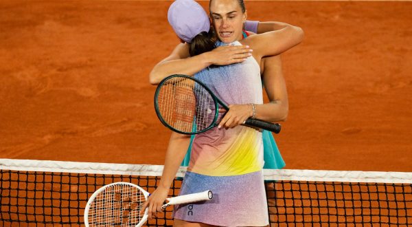 Swiatek giù dal trono, a Parigi sarà finale Sabalenka-Gauff