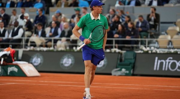 Sinner batte Djokovic 3-0, in finale al Roland Garros