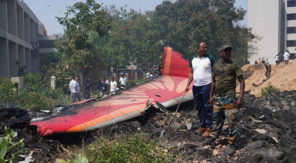 Aereo per Londra si schianta in India, un sopravvissuto. Oltre 200 morti